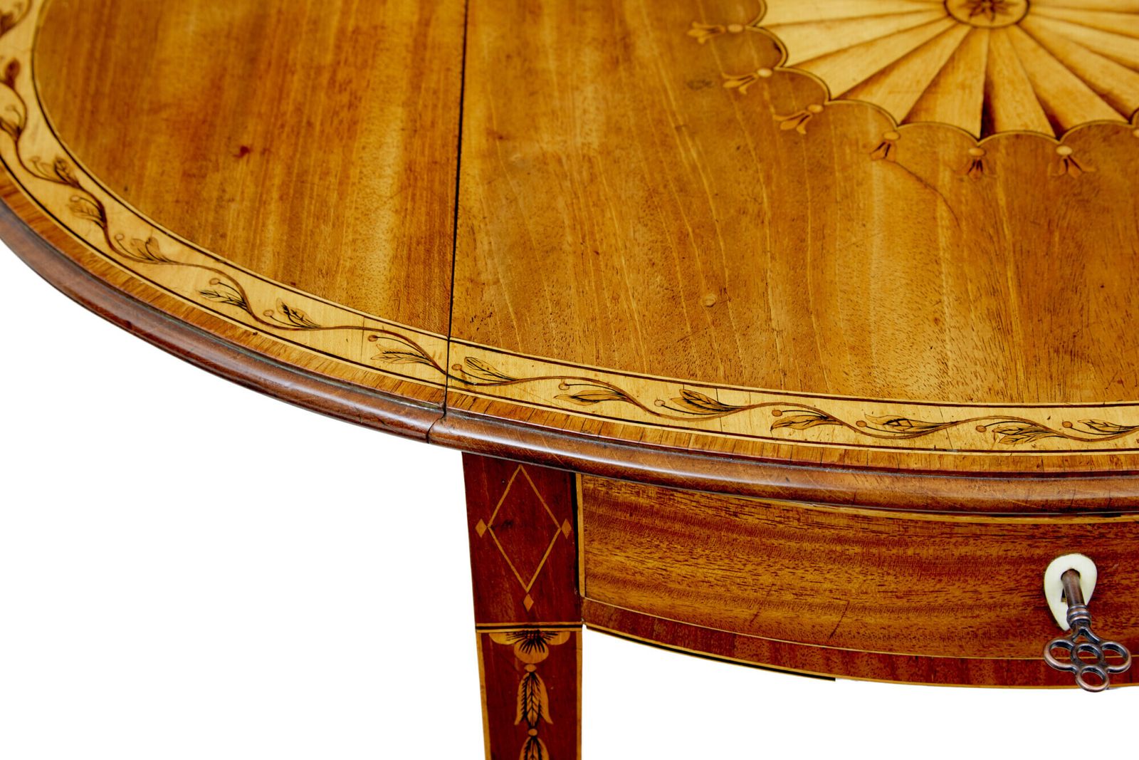 18e-eeuwse naaitafel uit de Sheraton-periode met inlegwerk en klapbladen photo furniture