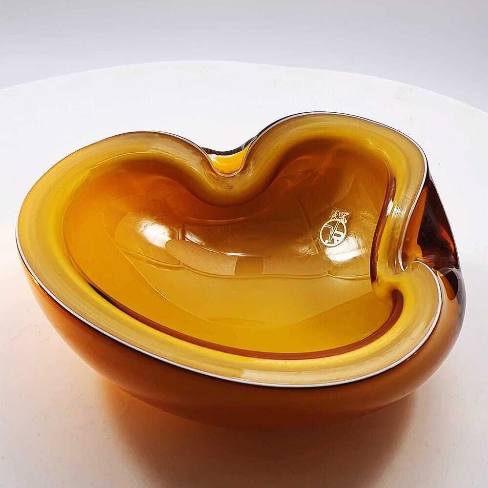 Zeldzame asbak uit de jaren 1950, ontworpen door Alfredo Barbini, handgemaakt Murano-glas, geproduceerd door de historische fabriek Vecchia Murano V.M. 17 cm / 6,69 inch