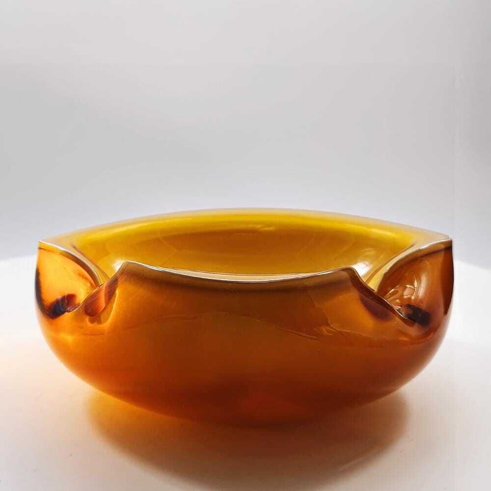 Zeldzame asbak uit de jaren 1950, ontworpen door Alfredo Barbini, handgemaakt Murano-glas, geproduceerd door de historische fabriek Vecchia Murano V.M. 17 cm / 6,69 inch photo for sale