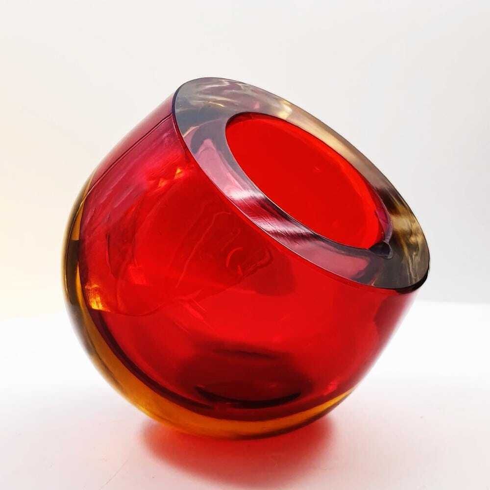 Zeldzame asbak of opvangschaal in Murano-glas, jaren 1960, door Flavio Poli voor Seguso. Twee gebruiksposities mogelijk. Gemaakt in Murano, Italië.