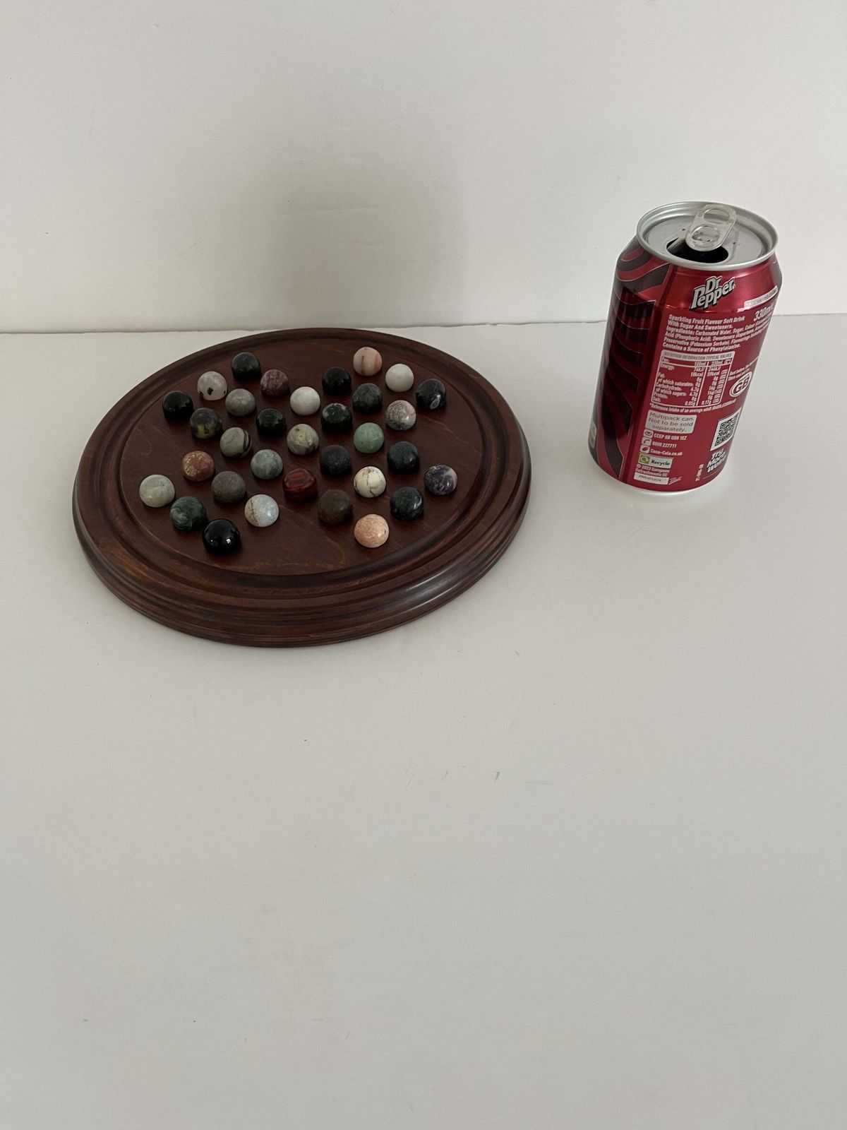Marmerspel Solitaire met hardhouten bord en 33 agaatstenen knikkers, ca. 1925 photo vintage