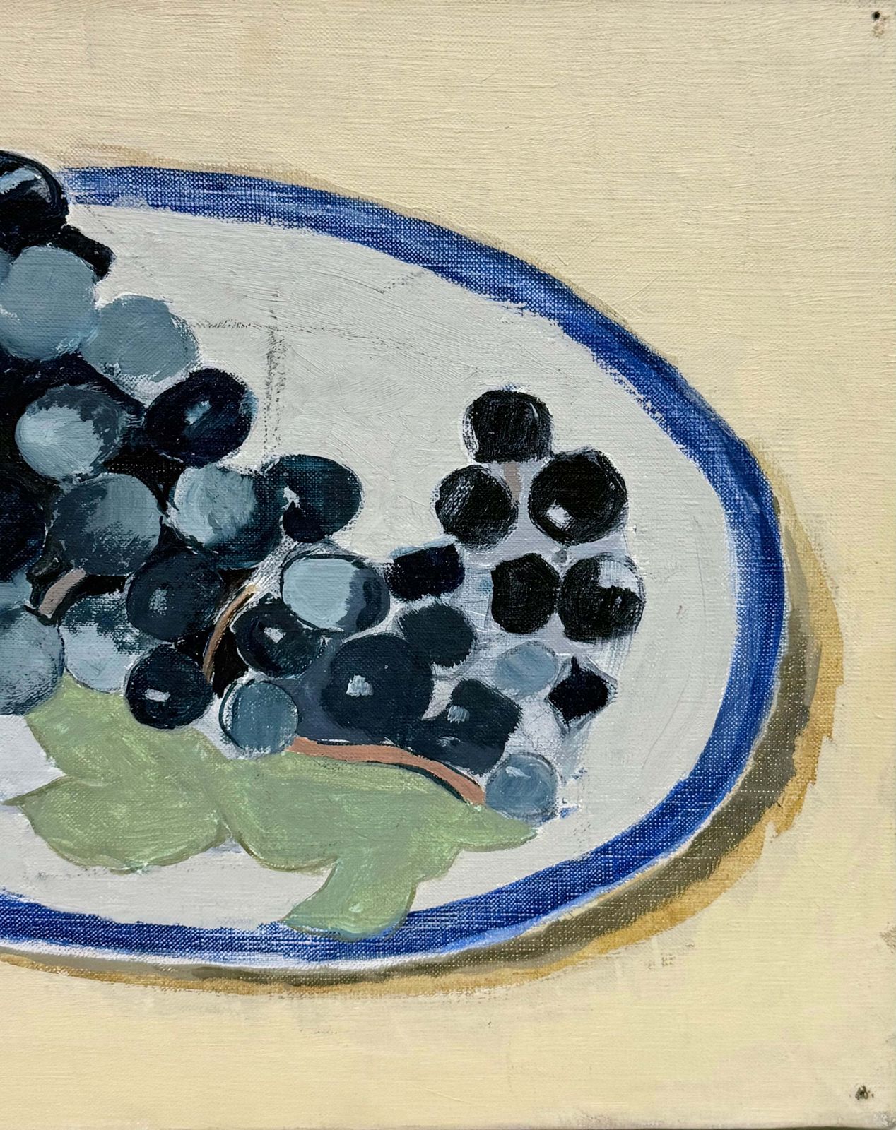 Nature morte aux raisins noirs sur une assiette bleue et blanche, modernisme français, huile sur toile photo 607.0