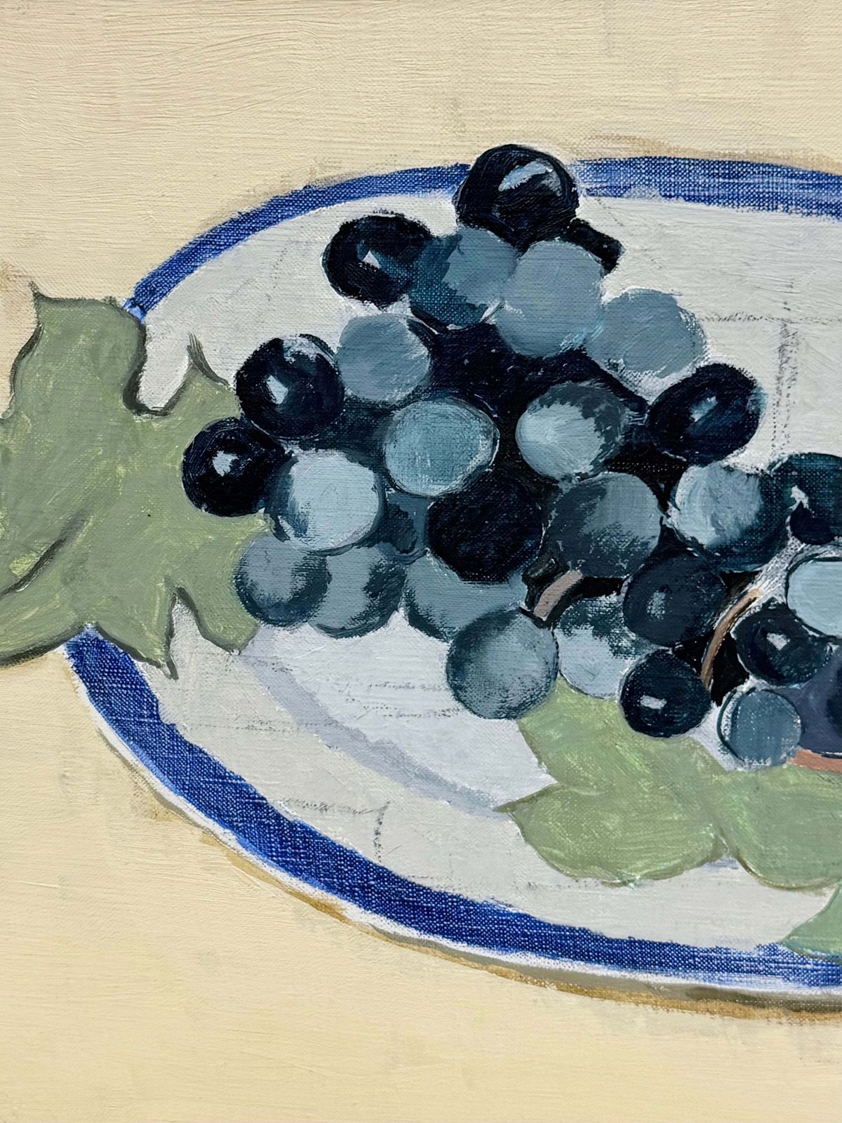 Nature morte aux raisins noirs sur une assiette bleue et blanche, modernisme français, huile sur toile photo vinterior