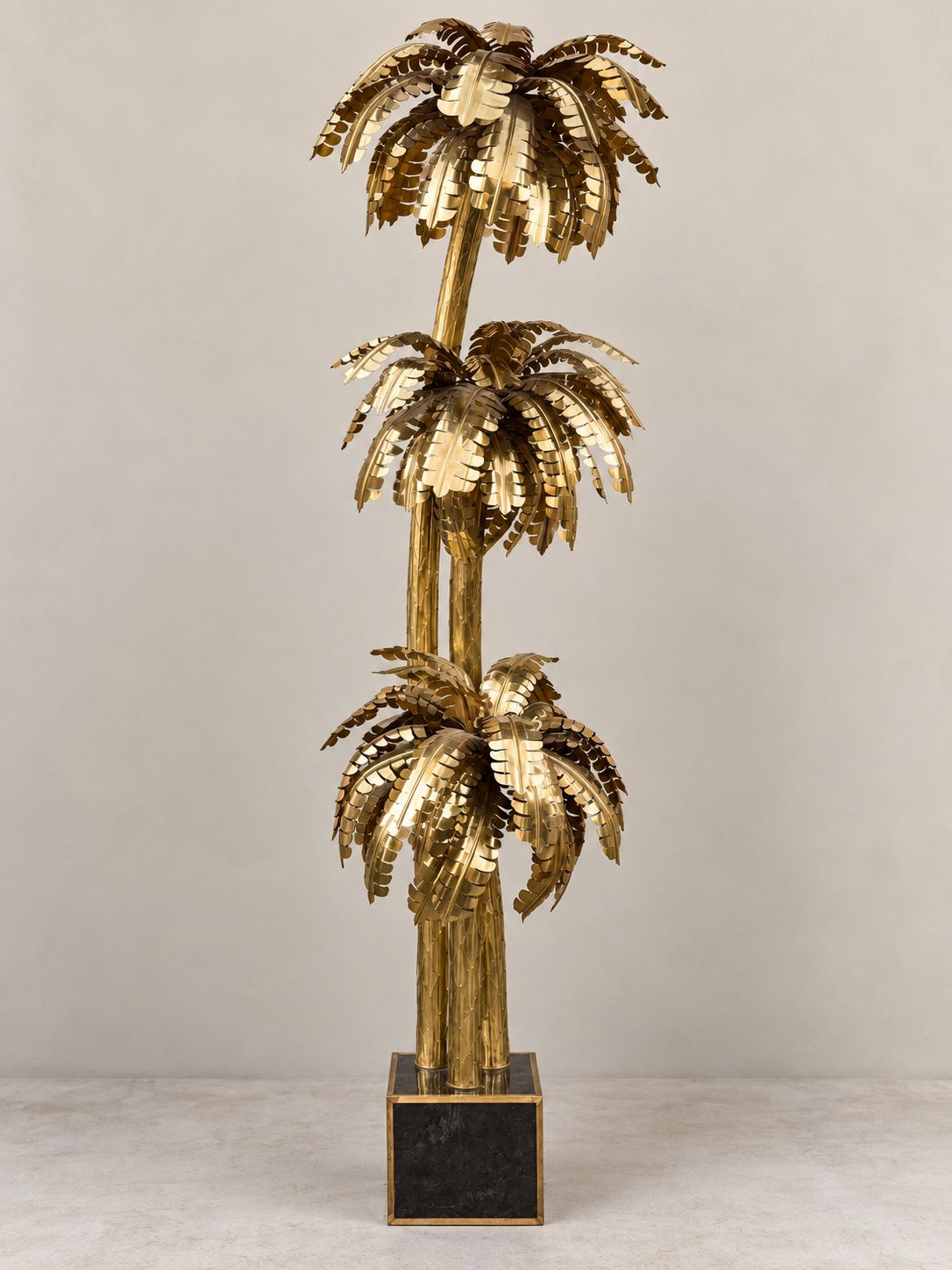 Paire de sculptures de sol Hollywood Regency en laiton, palmiers à trois niveaux photo furniture