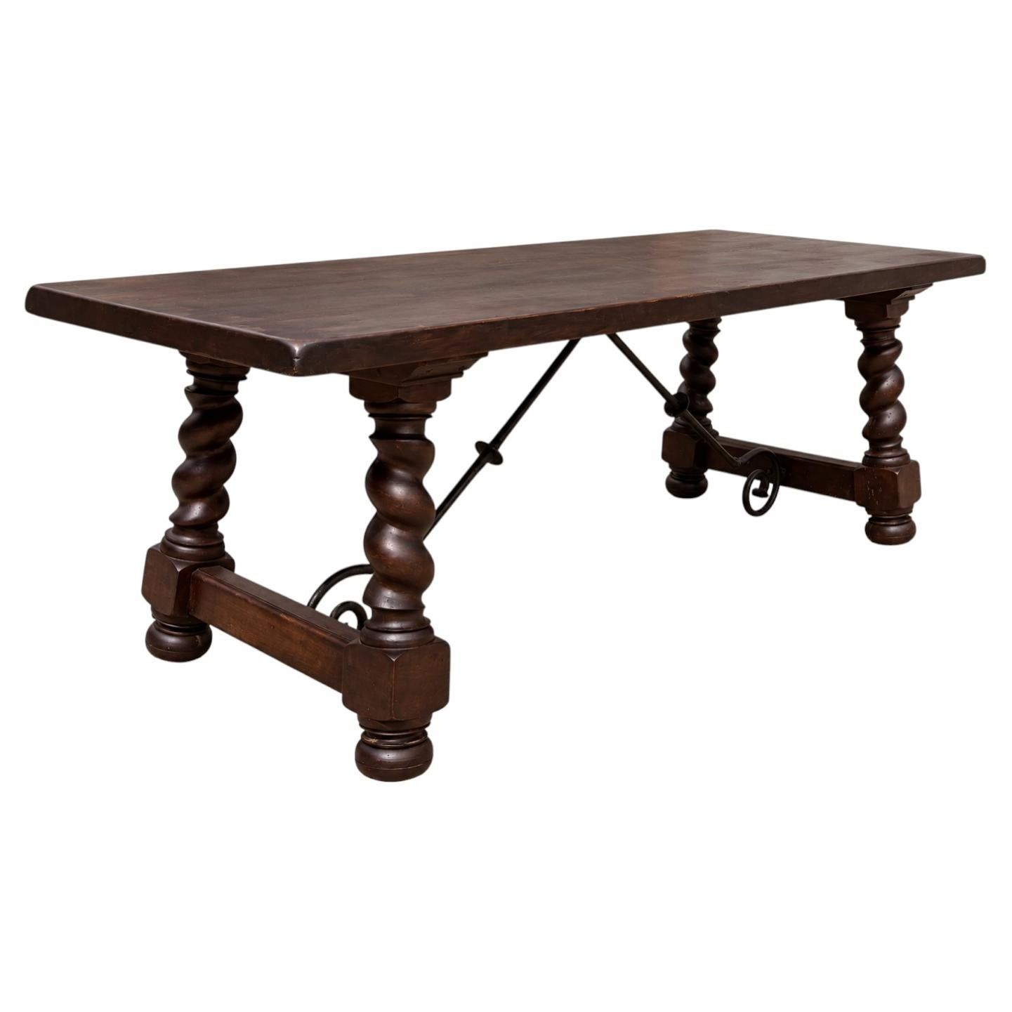Table à manger espagnole d'époque XIXe siècle en bois massif, pieds torsadés et entretoise en fer
