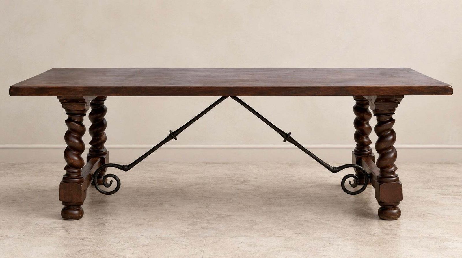 Table à manger espagnole d'époque XIXe siècle en bois massif, pieds torsadés et entretoise en fer photo furniture