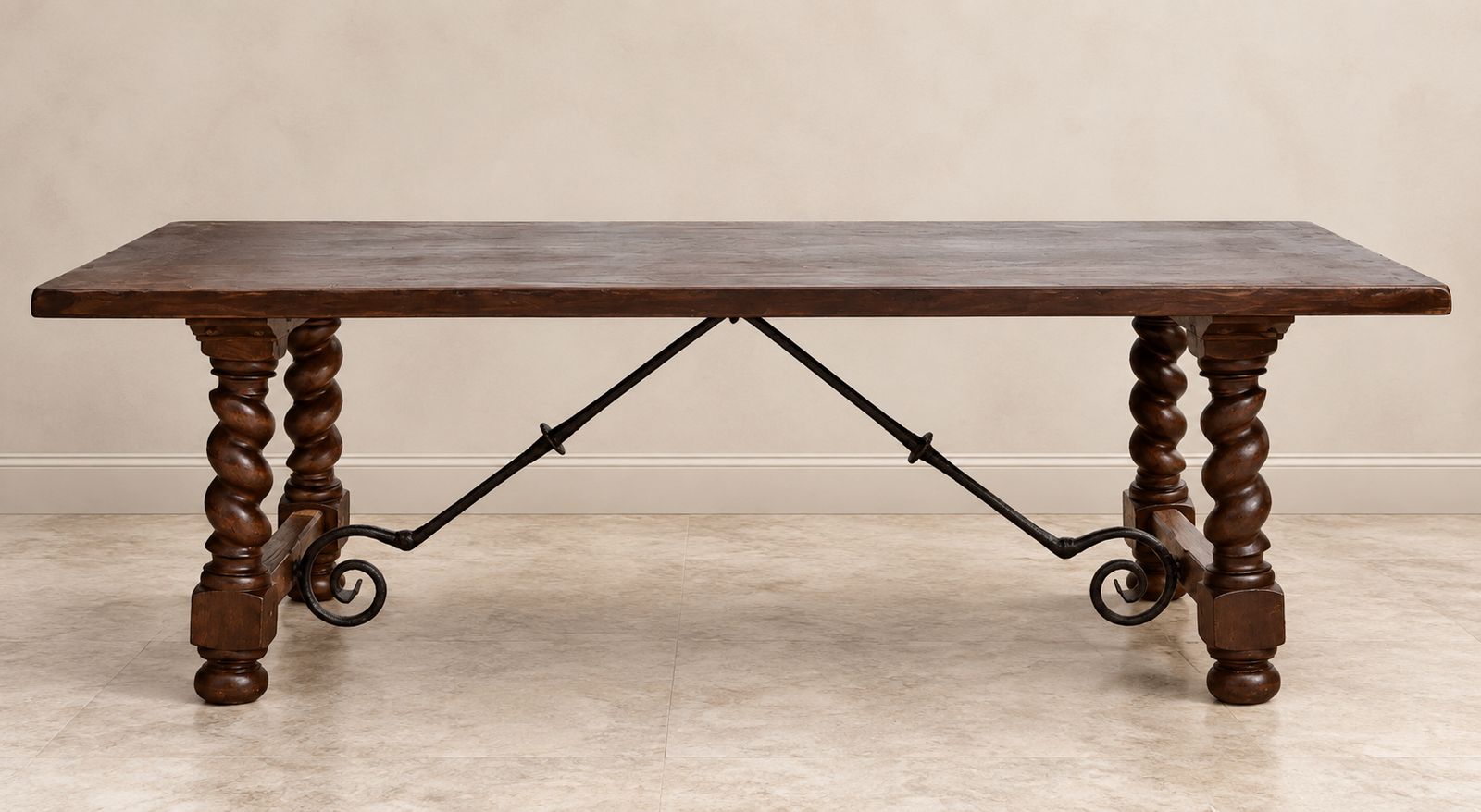 Table à manger espagnole d'époque XIXe siècle en bois massif, pieds torsadés et entretoise en fer photo for sale