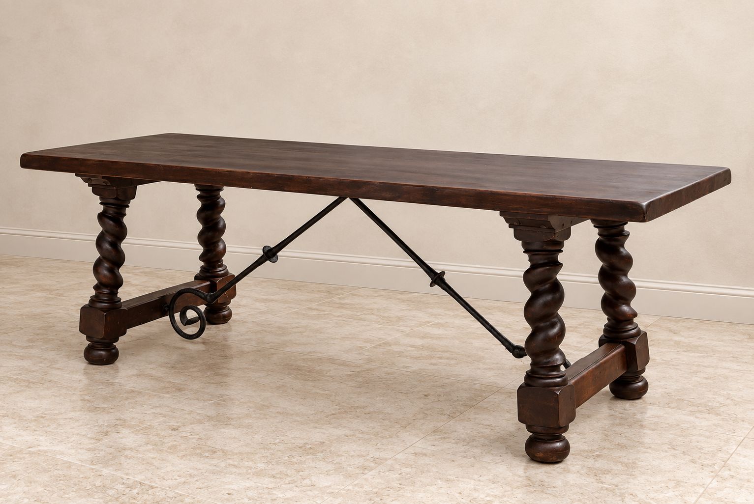 Table à manger espagnole d'époque XIXe siècle en bois massif, pieds torsadés et entretoise en fer photo Mobilier