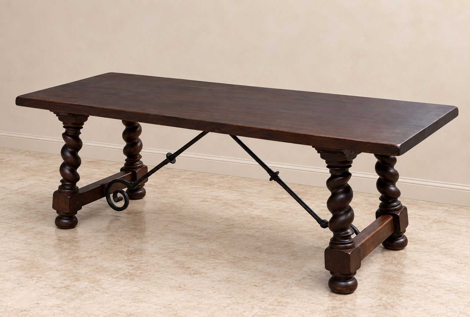 Table à manger espagnole d'époque XIXe siècle en bois massif, pieds torsadés et entretoise en fer photo 9631.0
