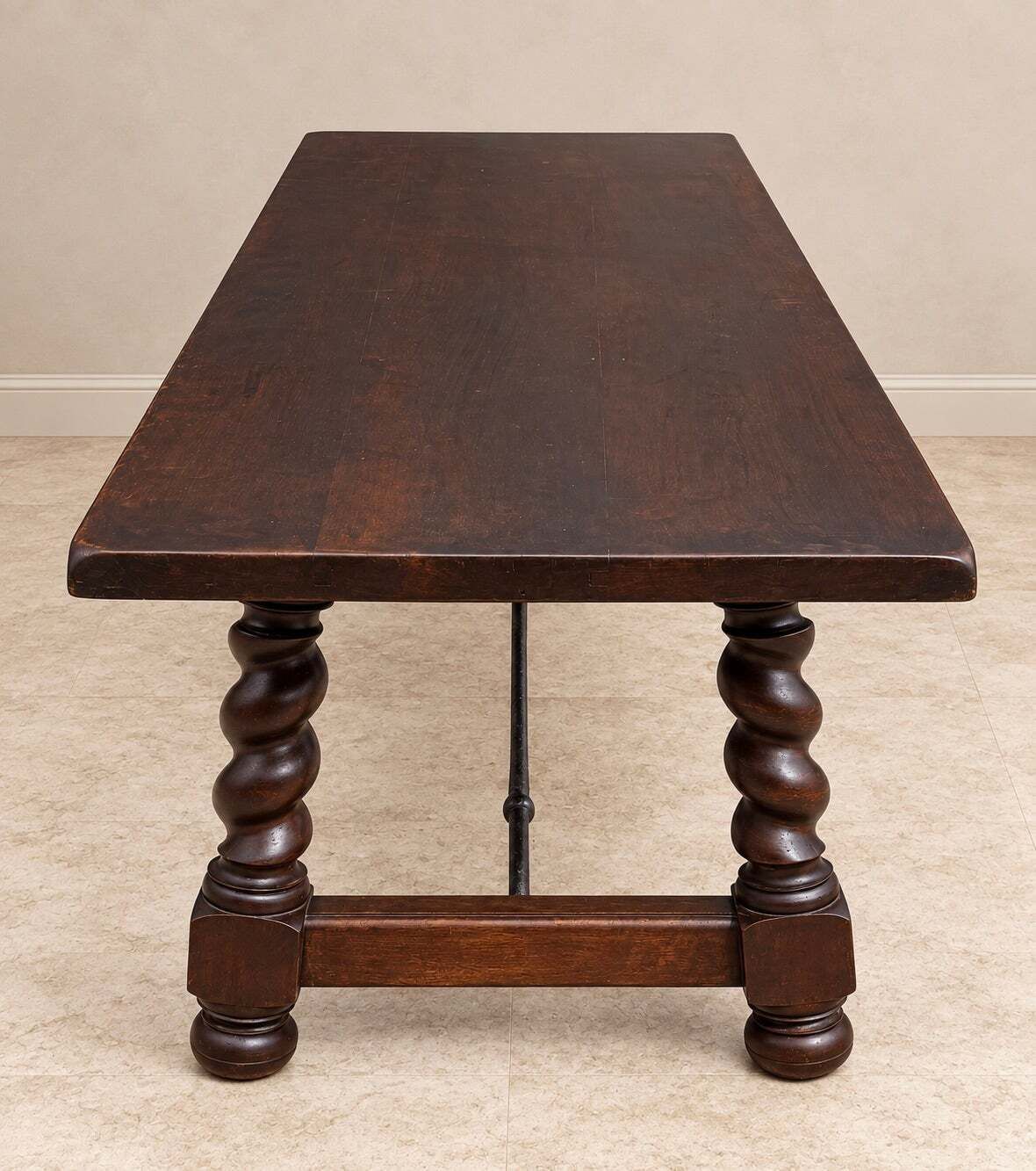 Table à manger espagnole d'époque XIXe siècle en bois massif, pieds torsadés et entretoise en fer photo vinterior