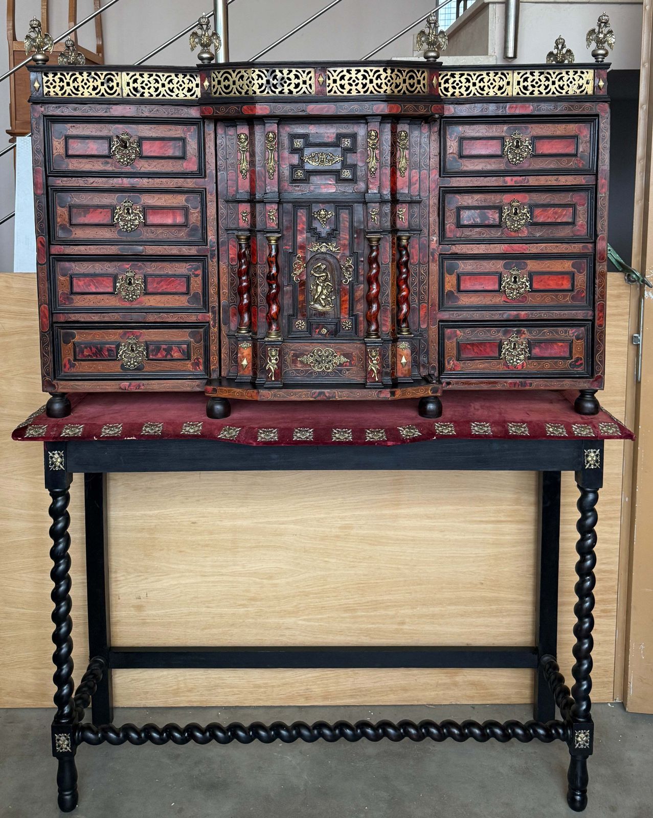 Cabinet architectural de style baroque italien sur piédement à colonnes torses ébonisé photo furniture