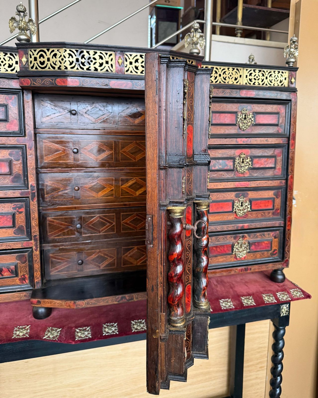 photo furniture Cabinet architectural de style baroque italien sur piédement à colonnes torses ébonisé