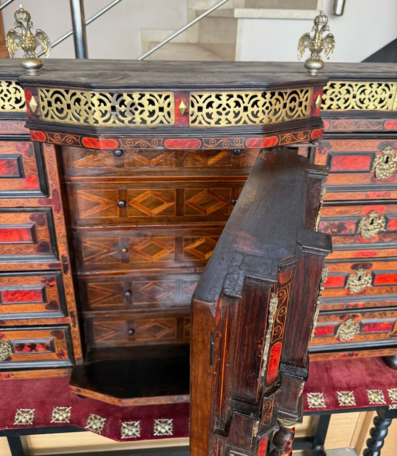 photo for sale Cabinet architectural de style baroque italien sur piédement à colonnes torses ébonisé