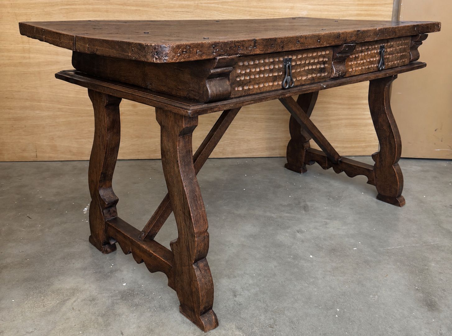 Table de bureau espagnole rustique en bois sculpté deux faces, avec tiroirs et ferrures en fer photo for sale