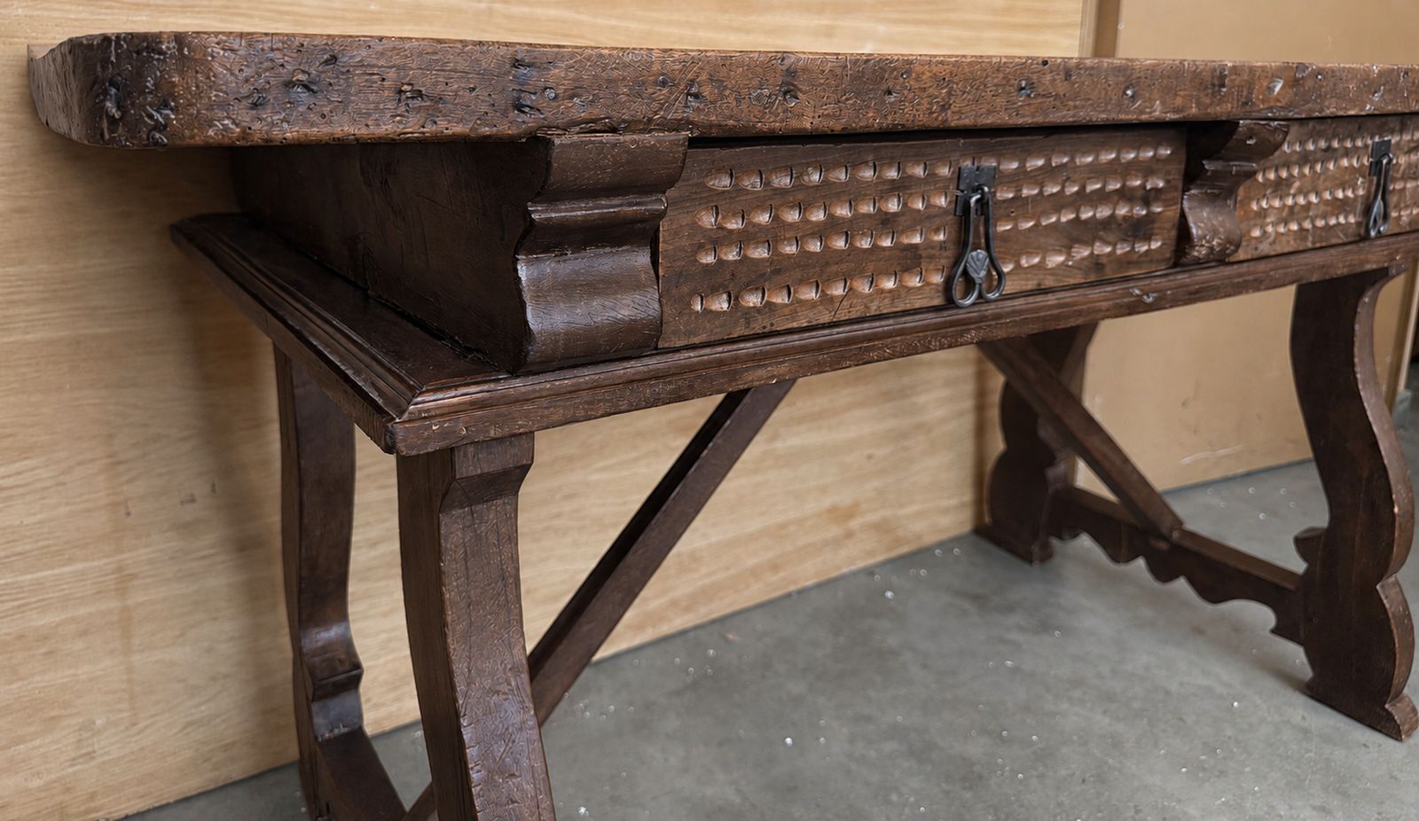 Table de bureau espagnole rustique en bois sculpté deux faces, avec tiroirs et ferrures en fer photo vinterior