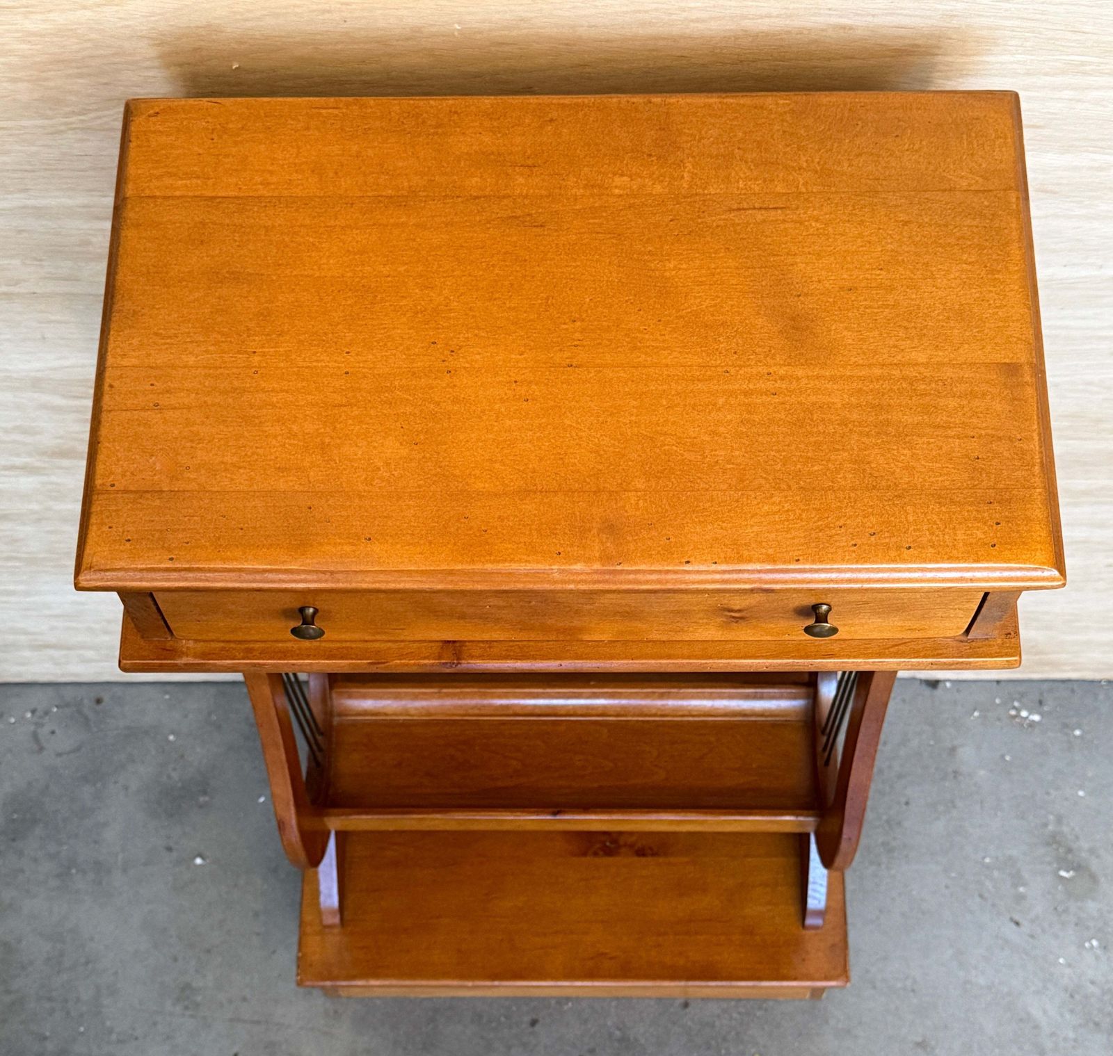 photo for sale **Paire de tables de chevet vintage en bois, avec tiroir unique et étagères ouvertes**