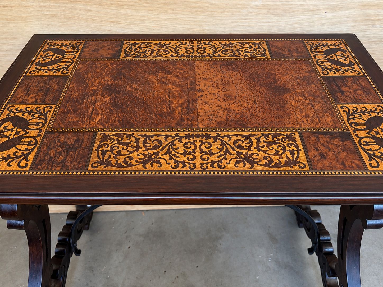 photo for sale Table d'appoint espagnole en marqueterie, motifs d'oiseaux et entretoise en fer