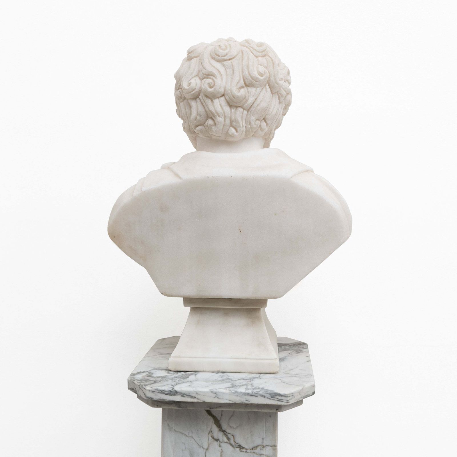 photo furniture Buste en marbre blanc d'un empereur romain, XXe siècle