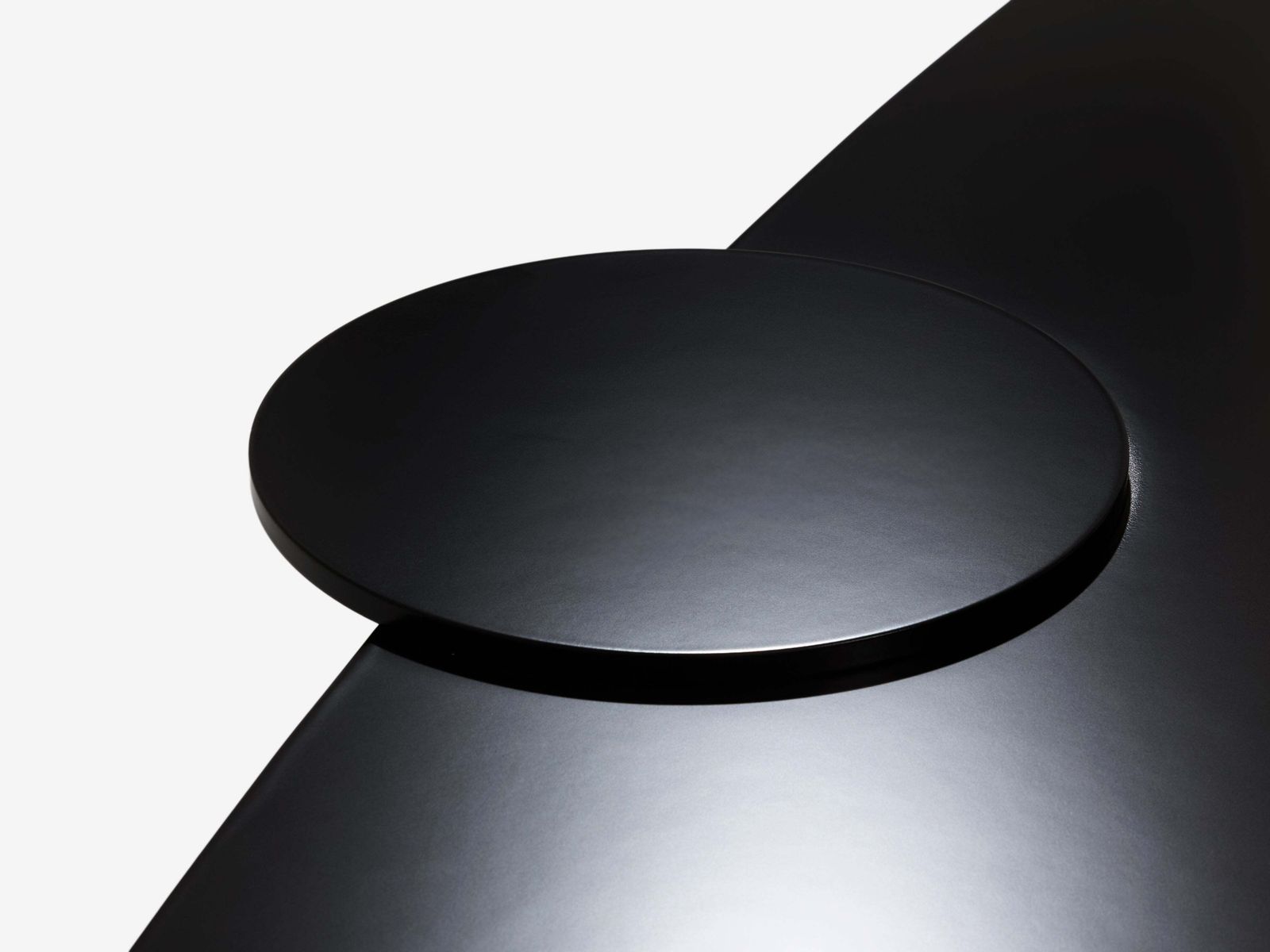 Paire de tables basses en métal Gilles Derain Lumen Edition 1986 photo vinterior