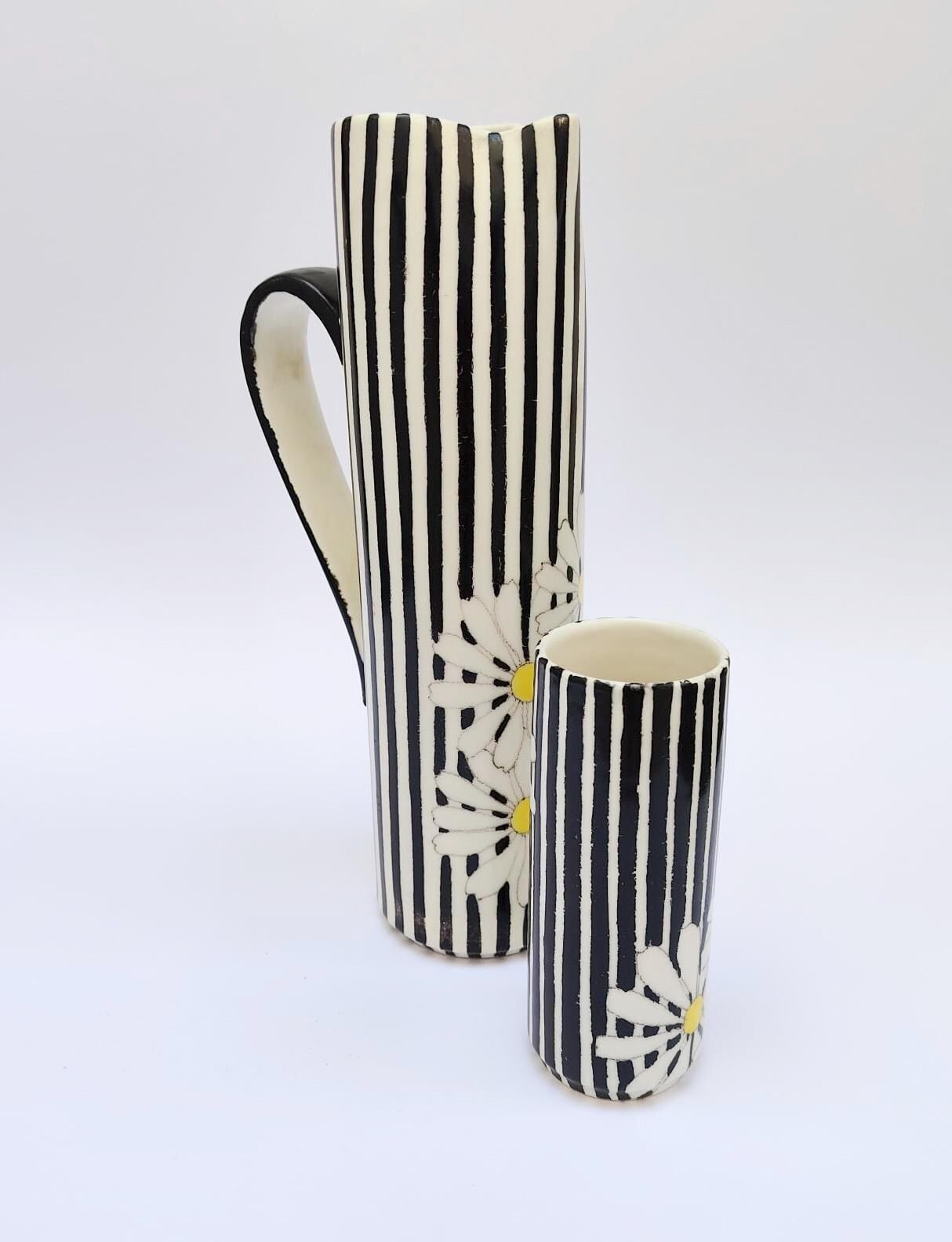 Ernestine Salerno zwart-wit keramieken kan en glas met madeliefjes, mid-century Italiaans design. photo furniture