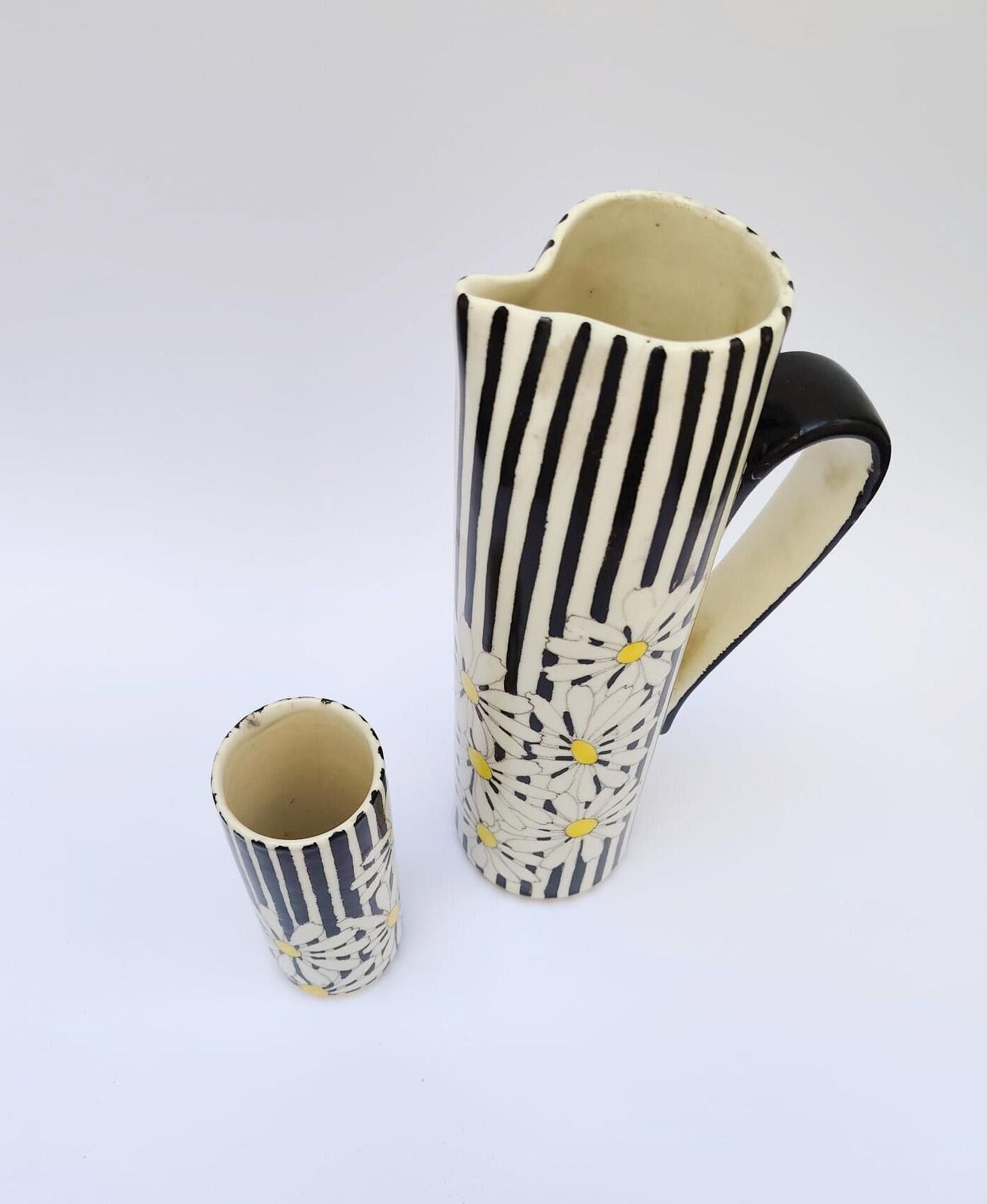 Ernestine Salerno zwart-wit keramieken kan en glas met madeliefjes, mid-century Italiaans design. photo for sale