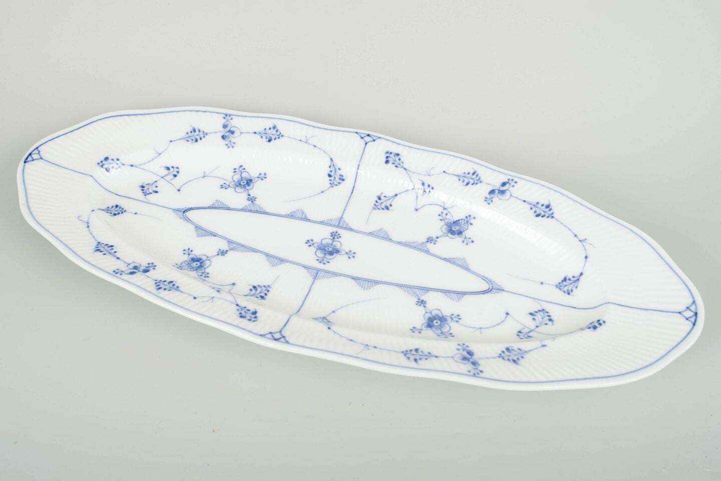 Royal Copenhagen, Blue Fluted Plain. Grand plat à poisson en porcelaine, début du XXe siècle. photo furniture