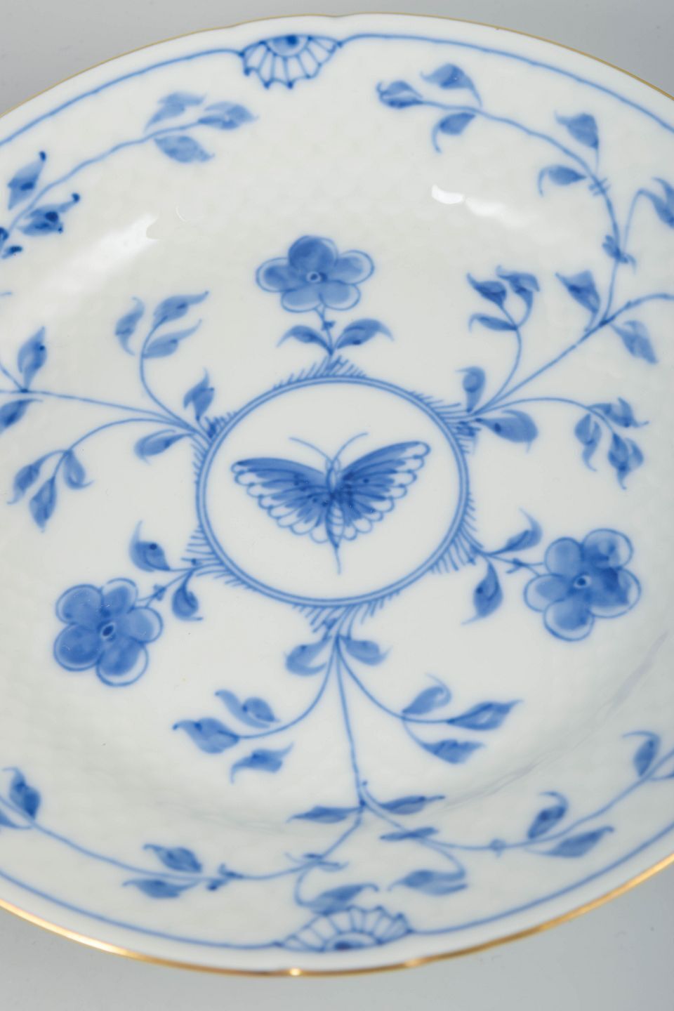 Bing & Grøndahl. Set van acht "Butterfly" dessertborden met gouden rand. photo for sale