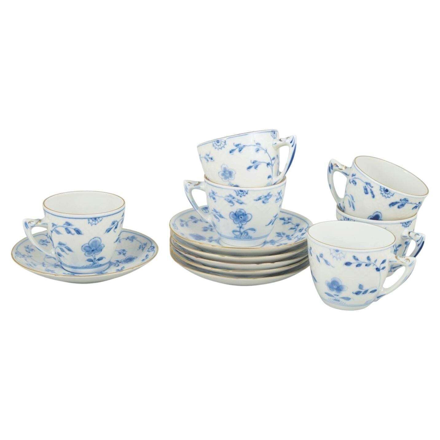 Bing & Grøndahl. Set van zes "Kipling" koffiekopjes met schoteltjes. Midden 20e eeuw.