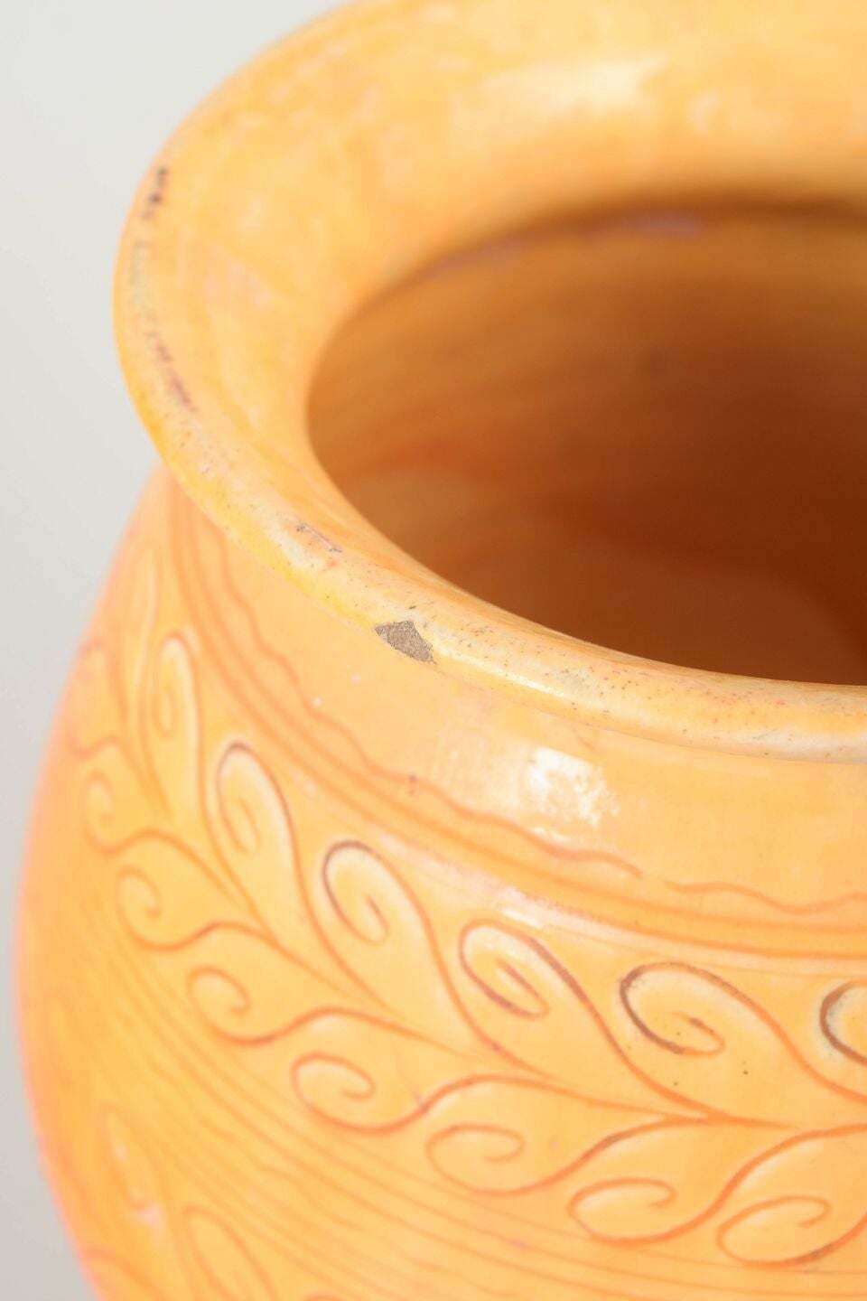Kähler. Grand vase en céramique jaune orangé à décor incisé de feuilles, années 1930 photo for sale