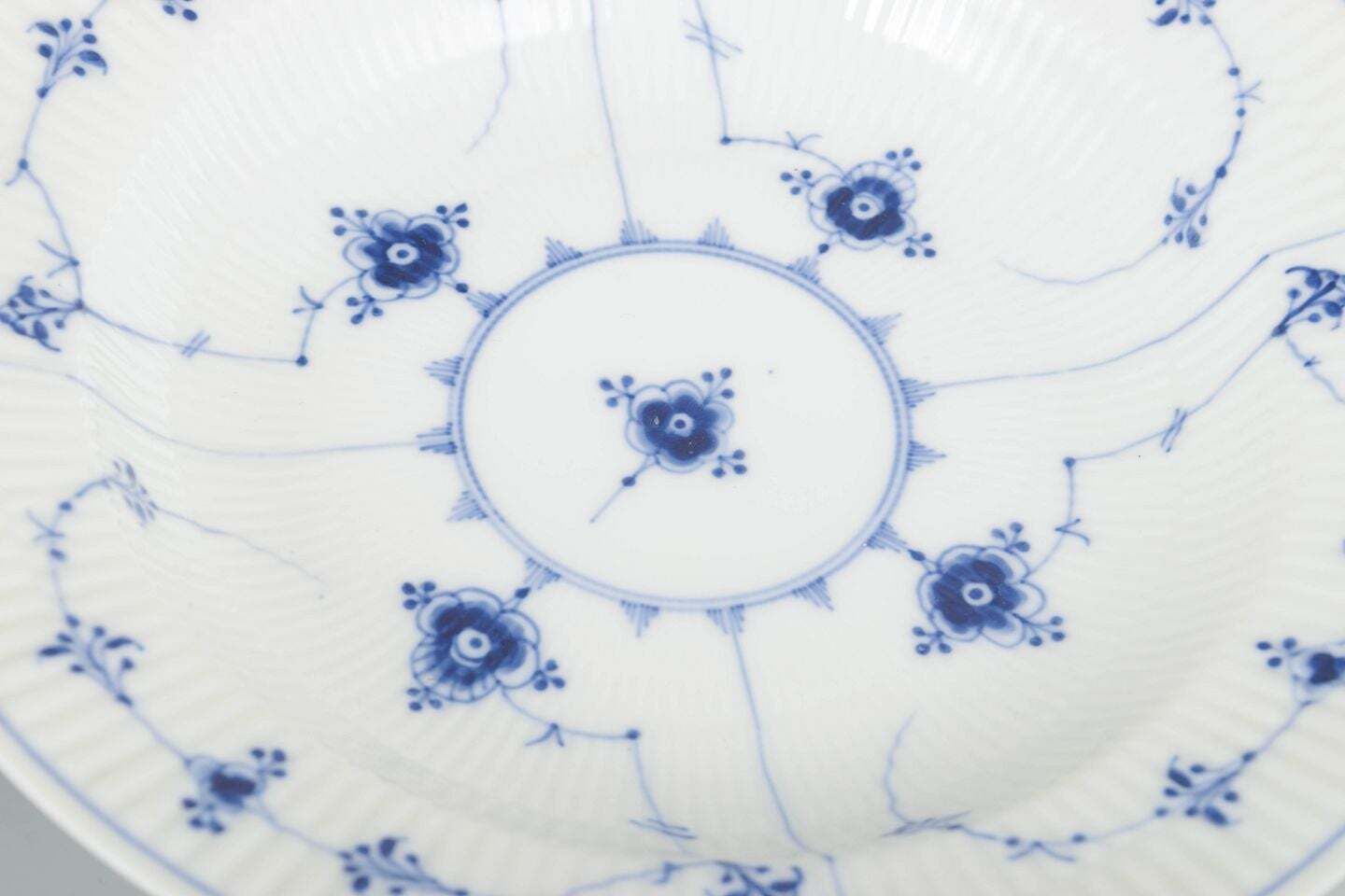 Royal Copenhagen, Blue Fluted Plain. Quatre assiettes creuses en porcelaine. Années 1920 photo for sale