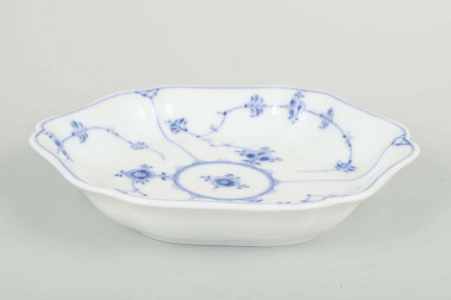 Royal Copenhagen, Blue Fluted Plain. Hexagonale serveerschaal in porselein, jaren 1920 photo furniture