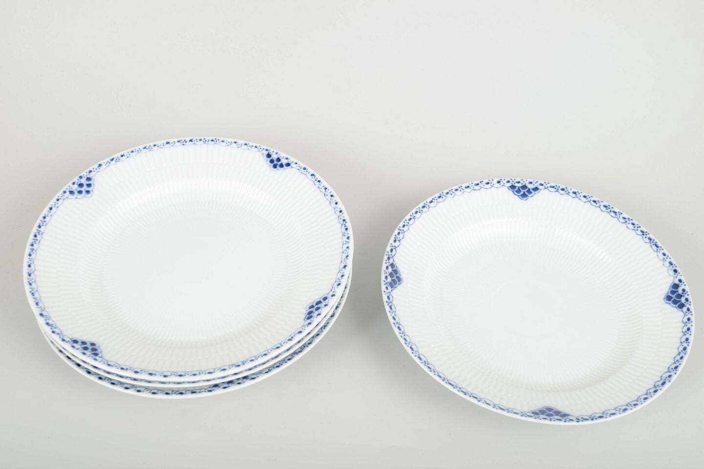 Royal Copenhagen. Vijf diepe borden/pastaborden, "Princess" patroon. Eind 20e eeuw photo furniture