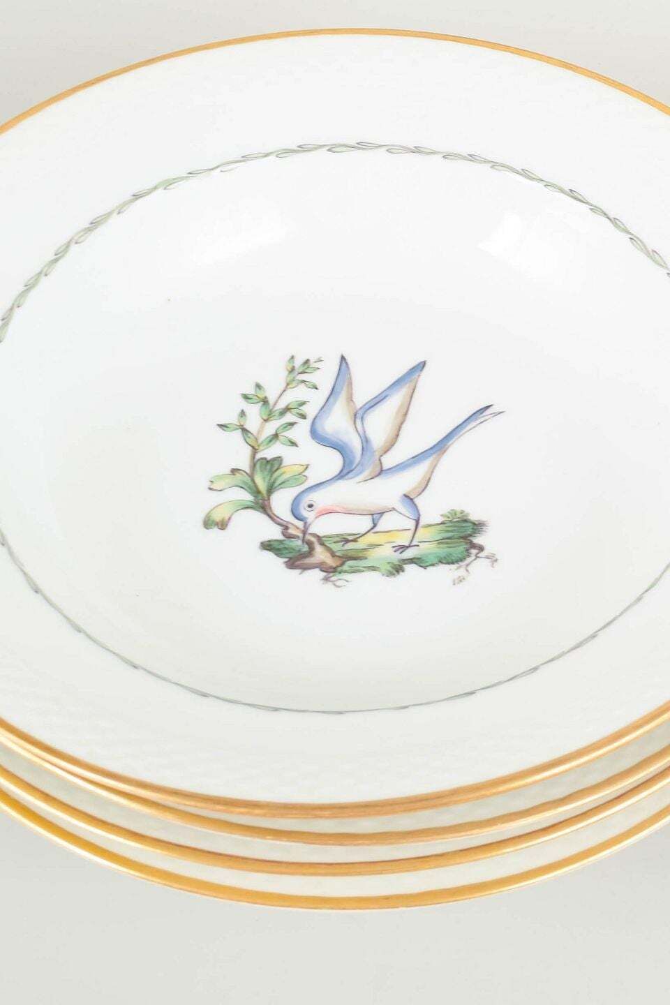 Royal Copenhagen. Ensemble de six grandes assiettes creuses à motifs d'oiseaux. Début du XXe siècle. photo for sale