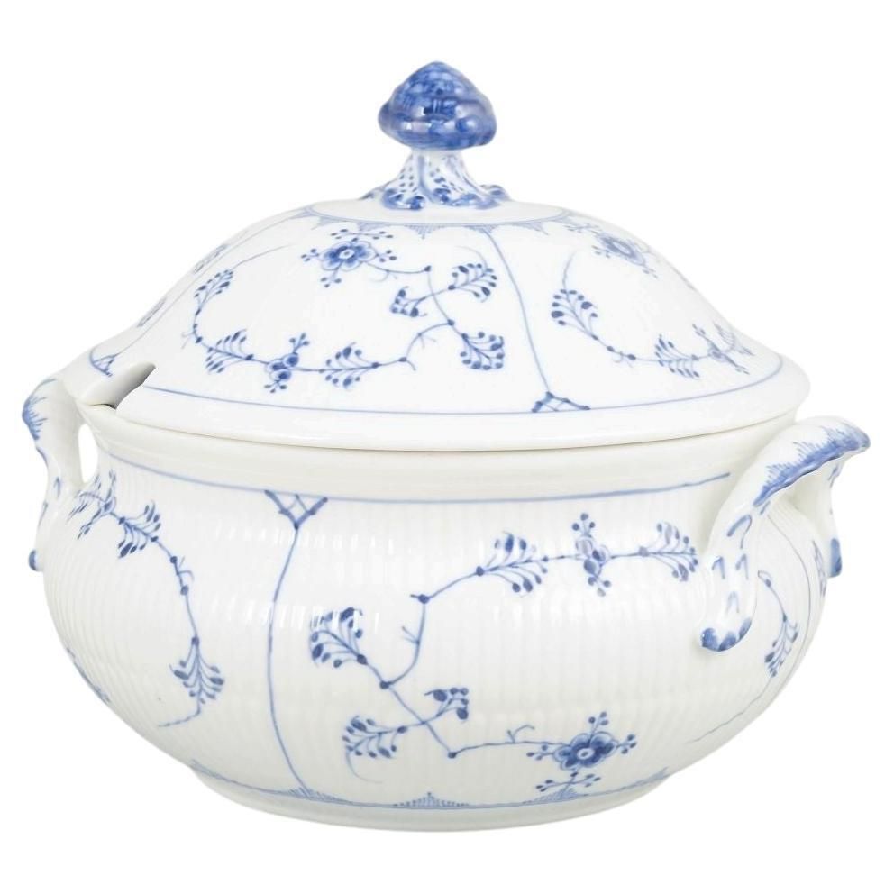 Royal Copenhagen, Blue Fluted Plain. Grande soupière en porcelaine, années 1920.