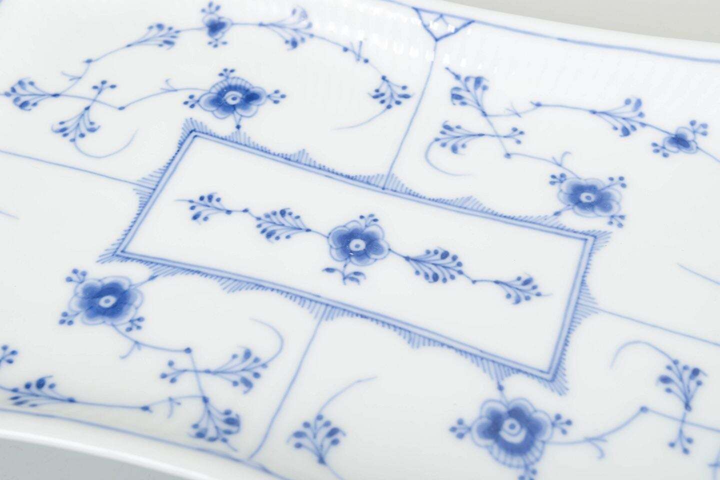 Royal Copenhagen, Blue Fluted Plain. Plateau rectangulaire en porcelaine, années 1920 photo for sale