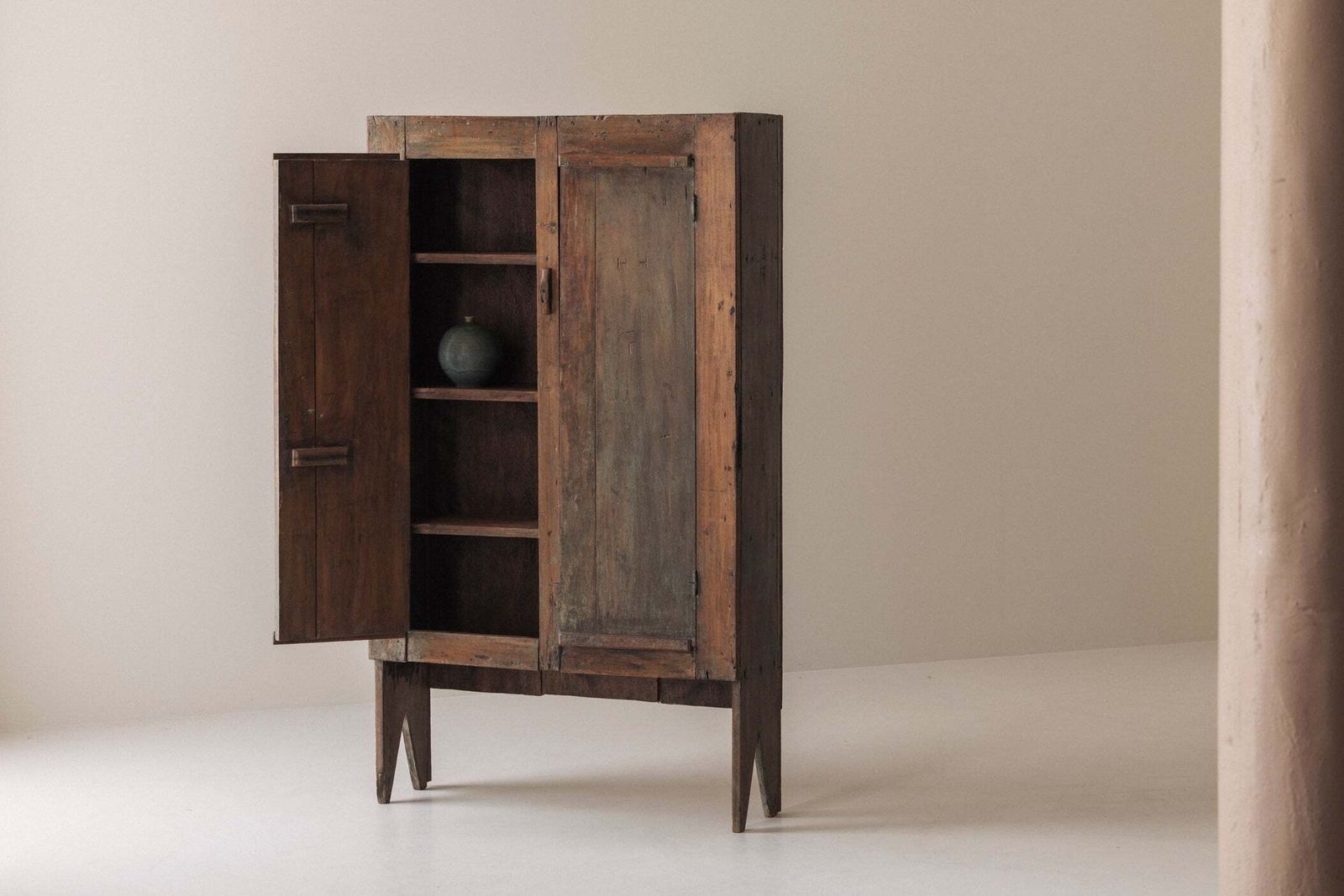 Spaanse primitieve hoge kast met uitzonderlijke patina, 19e eeuw. photo furniture