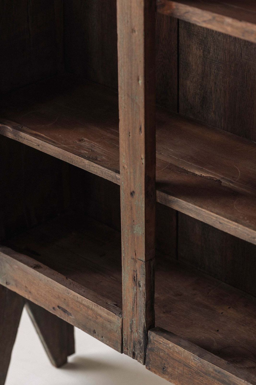 Spaanse primitieve hoge kast met uitzonderlijke patina, 19e eeuw. photo vinterior