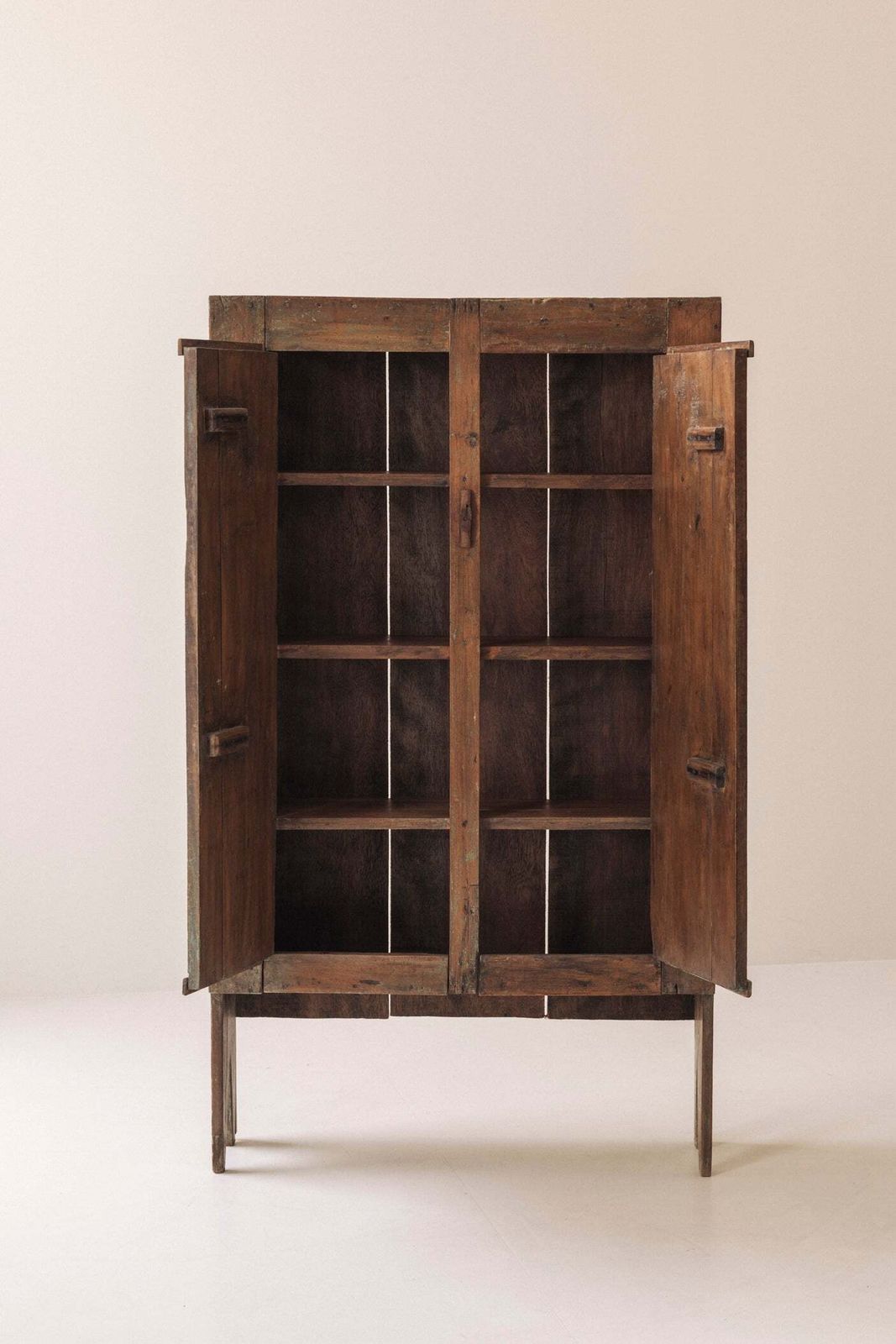 photo buy Spaanse primitieve hoge kast met uitzonderlijke patina, 19e eeuw.