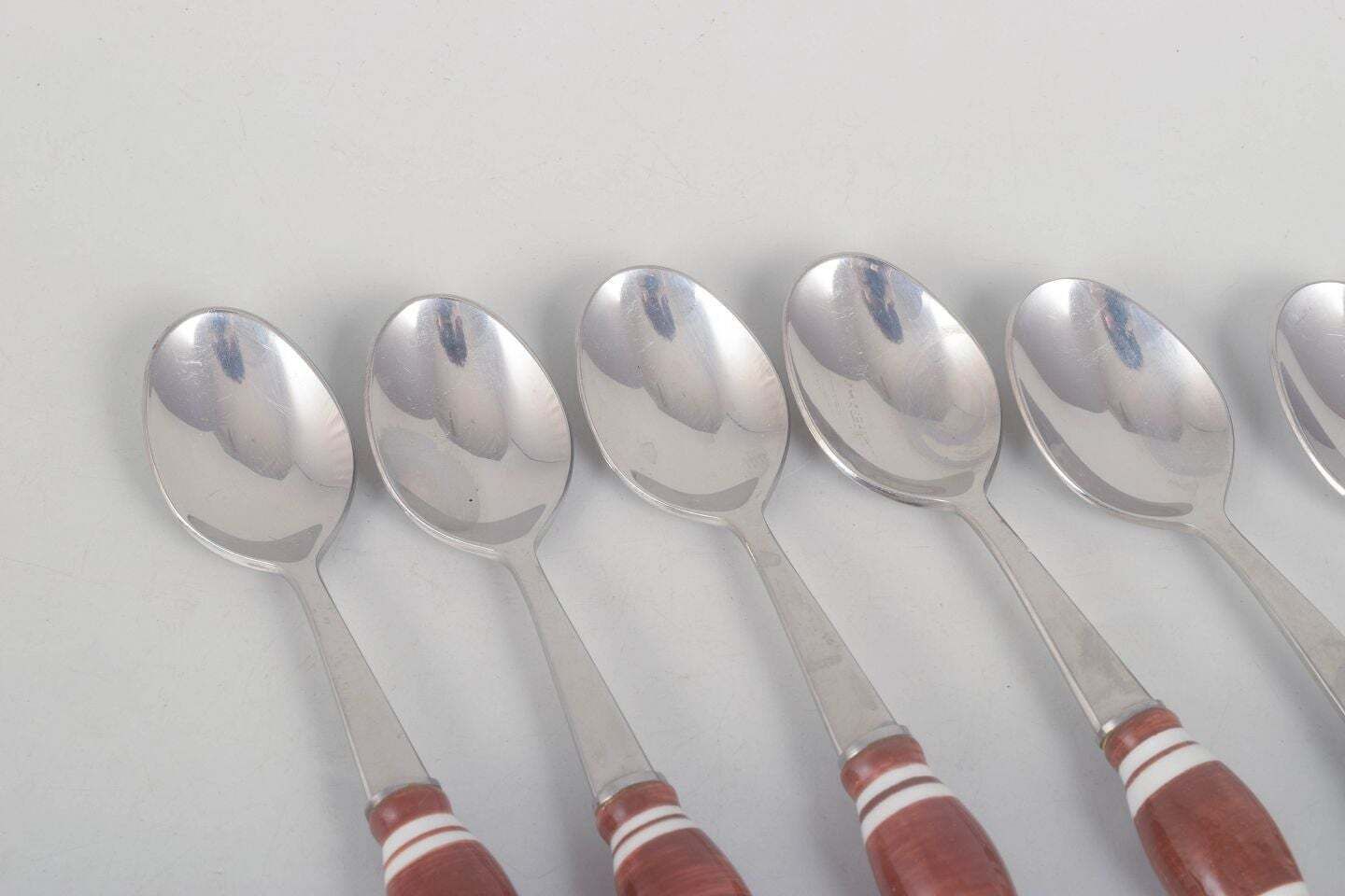 Bjørn Wiinblad voor Rosenthal. Zes theelepels in roestvrij staal en porselein. photo furniture