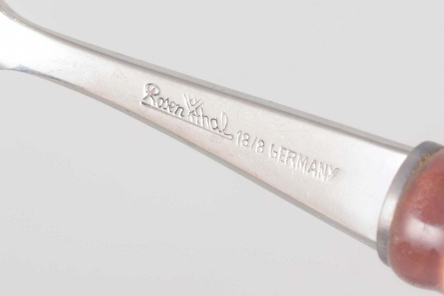 Bjørn Wiinblad voor Rosenthal. Zes theelepels in roestvrij staal en porselein. photo Woonaccessoires
