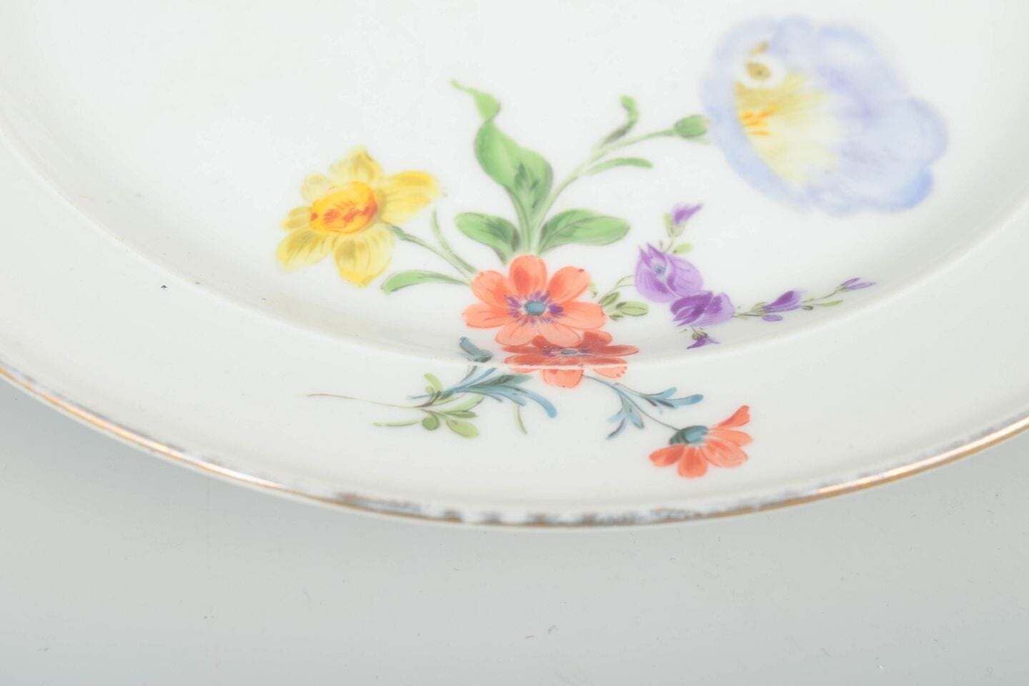 Meissen, Allemagne. Deux assiettes en porcelaine à motifs floraux. photo for sale