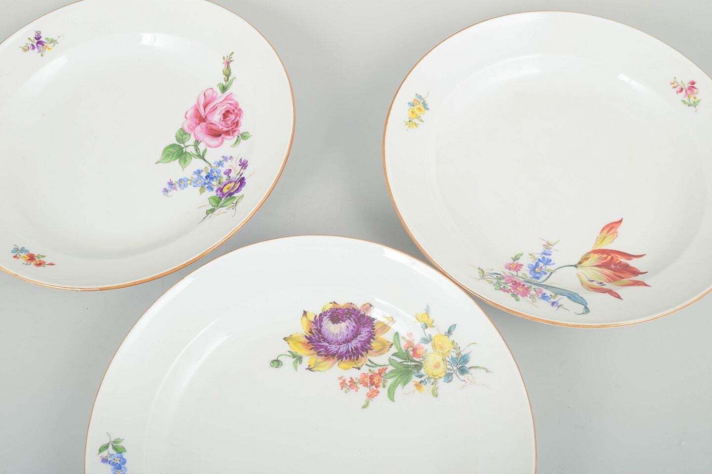 Meissen, Allemagne. Trois assiettes de table en porcelaine à motifs floraux. Années 1920 photo furniture