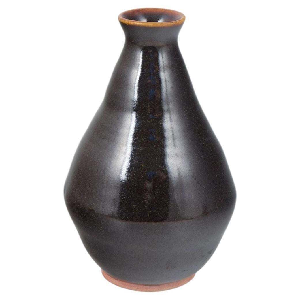 Vase en grès Helene Søs Schjødts pour L. Hjorth, Bornholm, à glaçure sombre et profonde.
