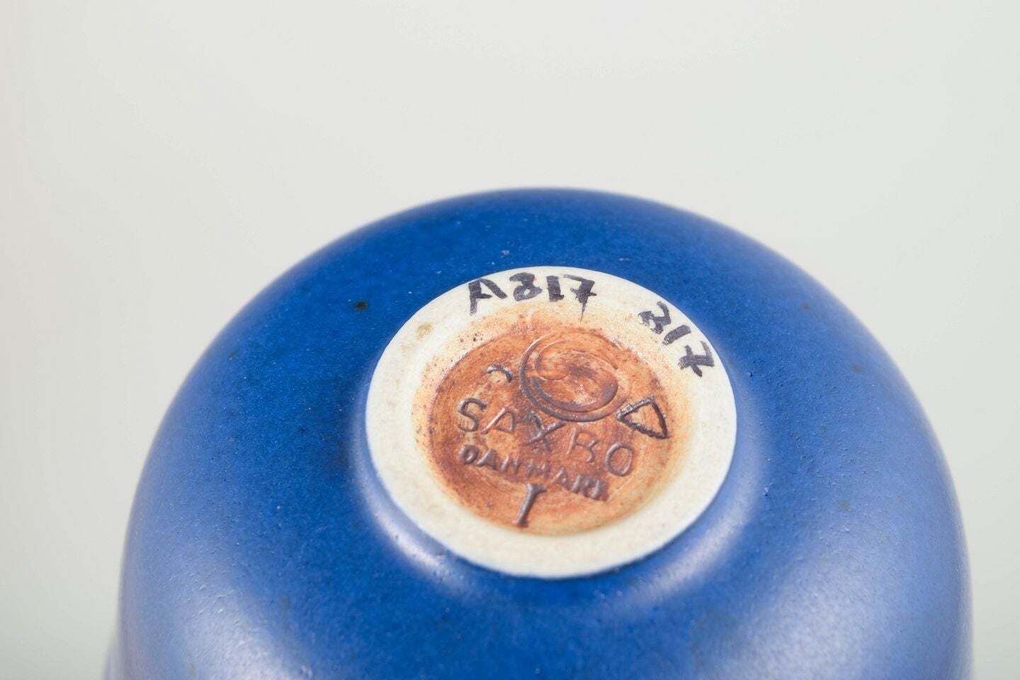 Bol en céramique Saxbo, glaçure bleu profond, milieu du XXe siècle photo Décoration