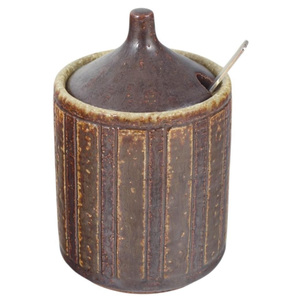 Palshus, Danemark. Pot à confiture en céramique avec cuillère en argent, années 1970.