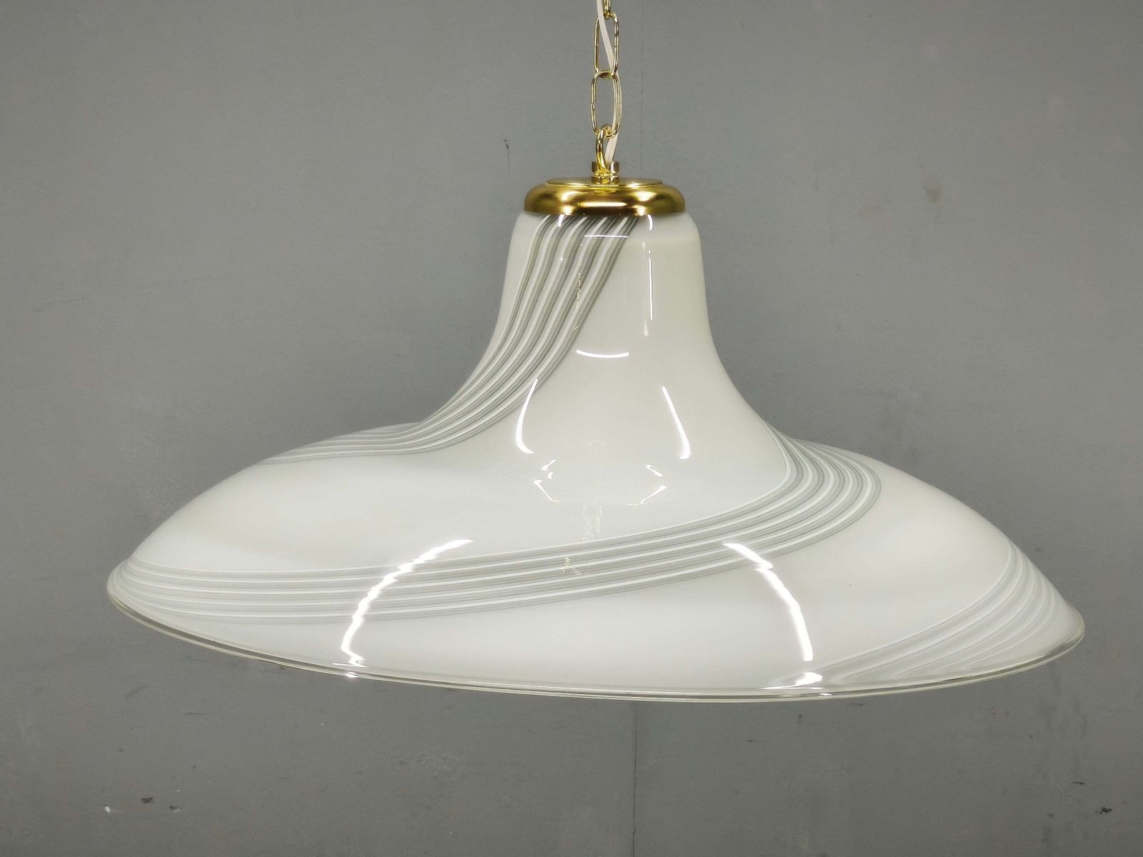 Luminaires Suspension italienne en verre de Murano à décor tourbillonnant, avec laiton, années 1970 photo