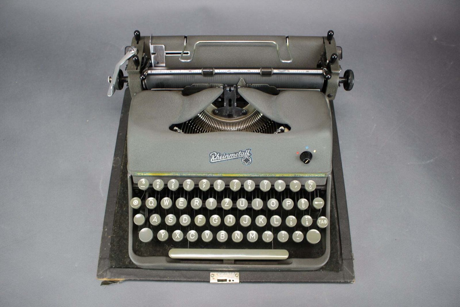 Rheinmetall Duitse Mechanische Typemachine uit de jaren 1950 met Bijbehorende Draagkoffer photo for sale