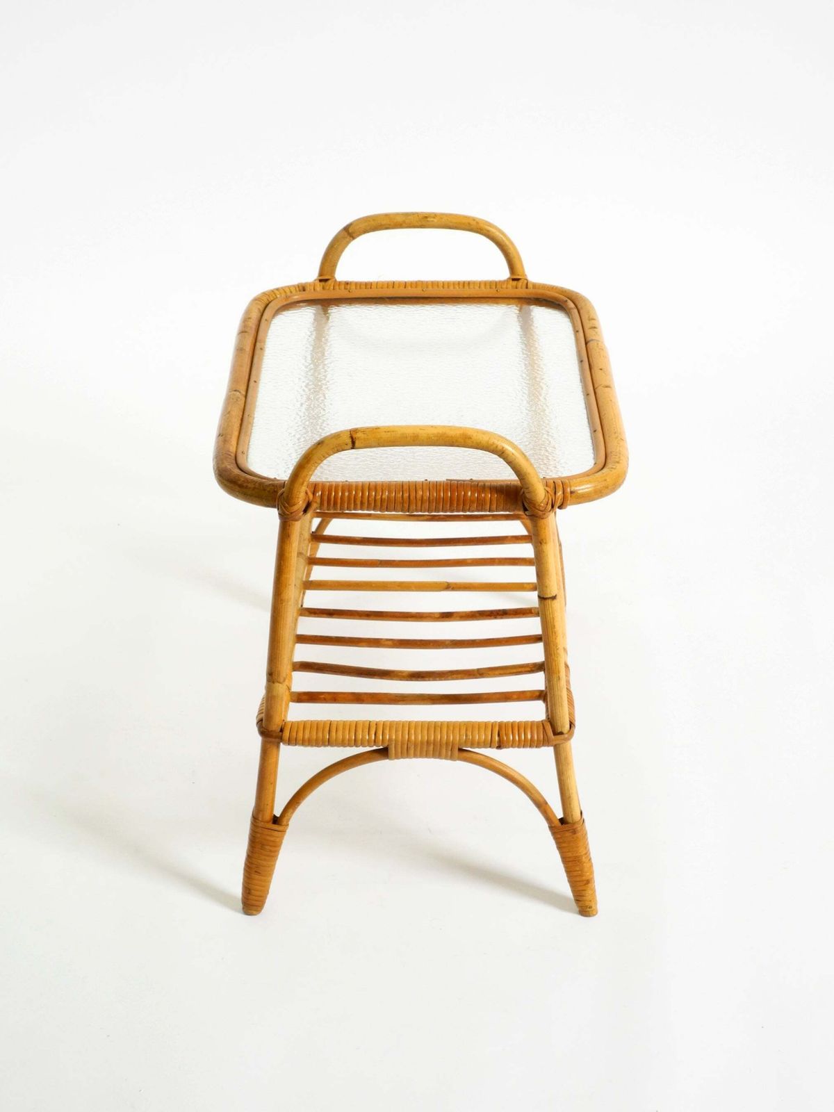 photo furniture Klein Italiaans bamboe bijzettafeltje of salontafel uit de jaren 1960 met matglazen blad