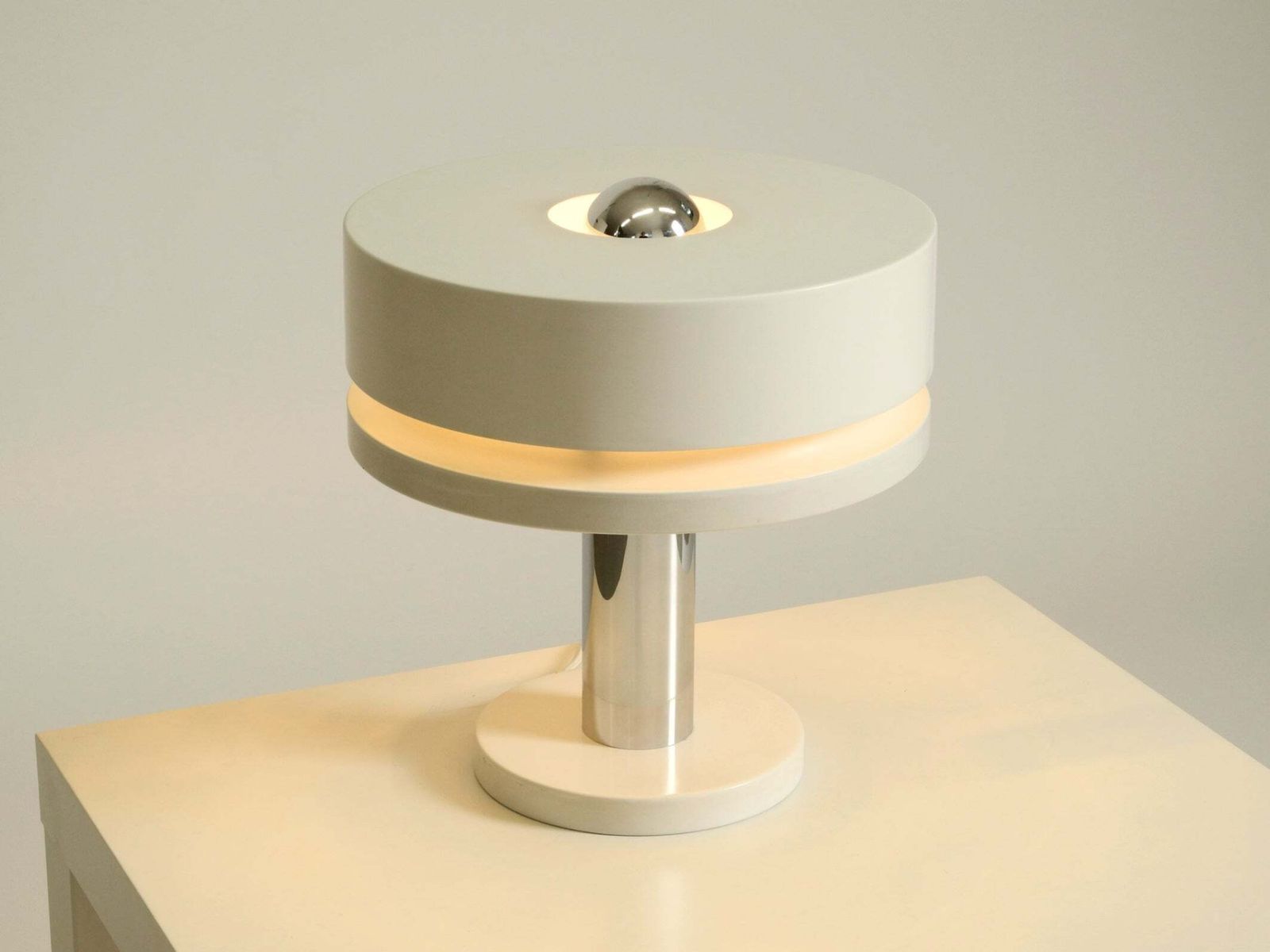 Luminaires Lampe de table Space Age en métal blanc, années 1960, par Kaiser Leuchten, en très bon état photo