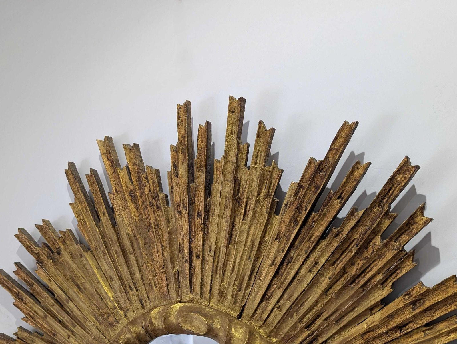 photo furniture Grand miroir soleil en bois sculpté et doré, années 1950